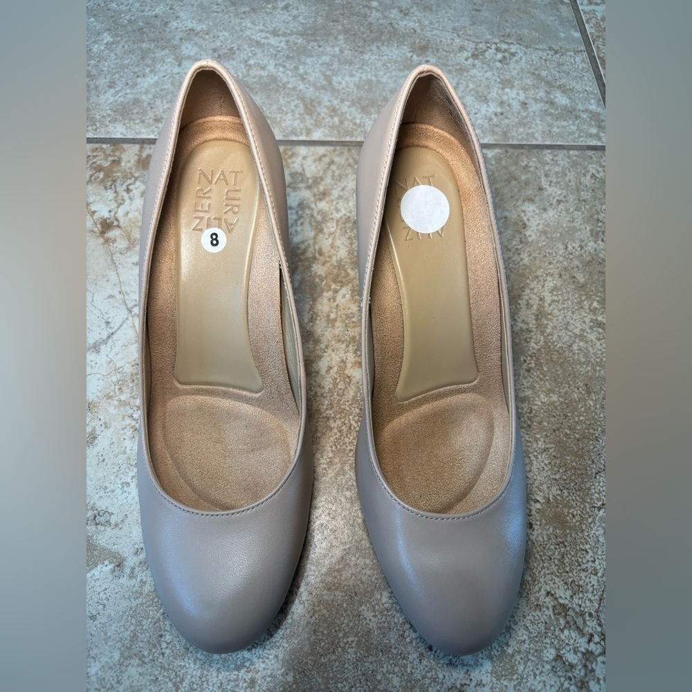 NWOB Naturalizer minimalist comfortable Women's Beige Heels